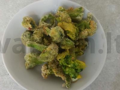 Brokoliai džiūvėsėliuose ir prieskoniuose pagrindine nuotrauka