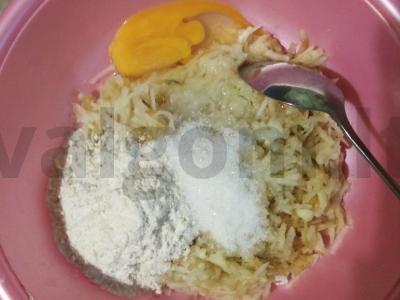 Obuolių blynai be pieno ir kefyro Žingsnis 3