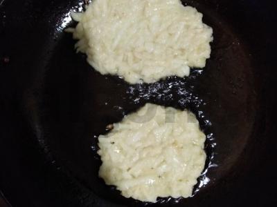 Obuolių blynai be pieno ir kefyro Žingsnis 4