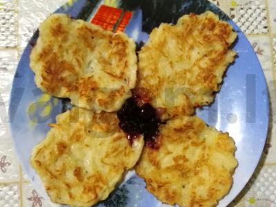 Obuolių blynai be pieno ir kefyro pagrindine nuotrauka