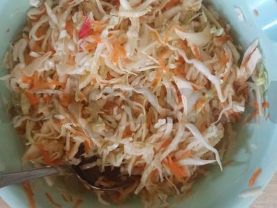 Kopūstų salotos su obuoliais, morkomis ir actu Žingsnis 4