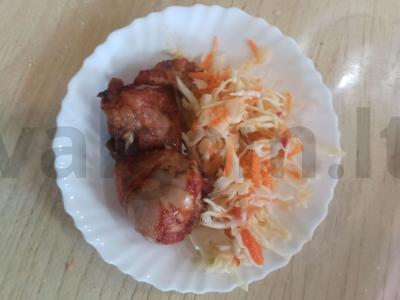 Kopūstų salotos su obuoliais, morkomis ir actu pagrindine nuotrauka