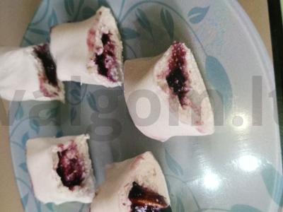 Rulėtiniai su migdolais ir mėlynių džemu pagrindine nuotrauka