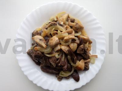 Namų kalakutų širdelės su grybais, troškintos grietinėlės padaže pagrindine nuotrauka