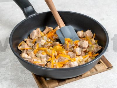 Kiauliena su padažu keptuvėje Žingsnis 1