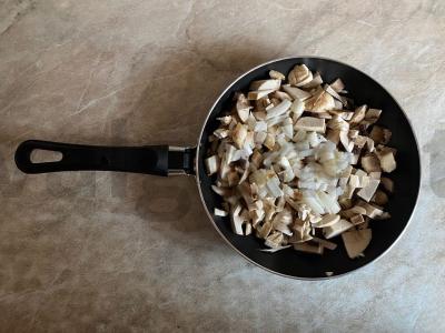 Salotas „Atlantik“ su vištienos krūtinėle ir pievagrybiais Žingsnis 1