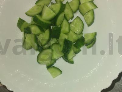 Šviežių daržovių salotas su ridikėliais ir džiovinta mėta Žingsnis 1