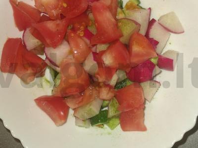 Šviežių daržovių salotas su ridikėliais ir džiovinta mėta Žingsnis 2