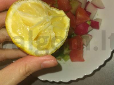 Šviežių daržovių salotas su ridikėliais ir džiovinta mėta Žingsnis 4