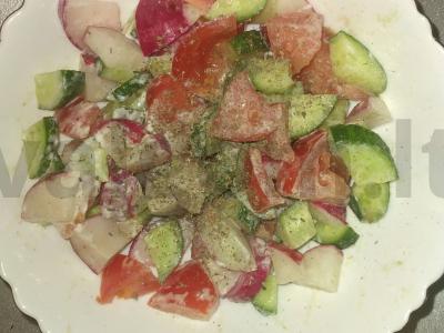 Šviežių daržovių salotas su ridikėliais ir džiovinta mėta pagrindine nuotrauka