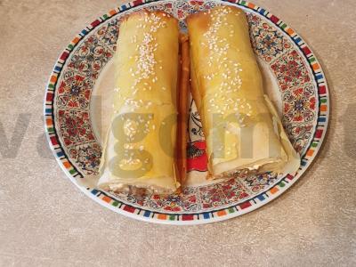 Sluoksniuotos vamzdeliai su grybais ir sūriu pagrindine nuotrauka