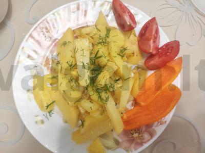 Kaimiški kepti bulvės su krapais pagrindine nuotrauka