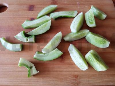 Agurkų salotos su sojų padažu Žingsnis 1