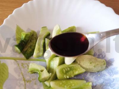 Agurkų salotos su sojų padažu Žingsnis 2