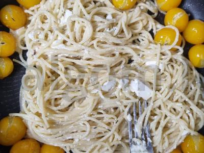 Makaronai su feta sūriu ir keptais pomidorais pagrindine nuotrauka