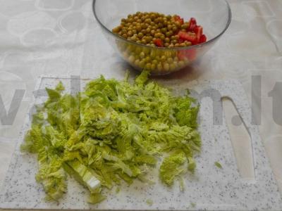 Pekino kopūstų ir krabų lazdelėmis salotos Žingsnis 2