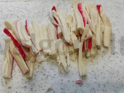 Pekino kopūstų ir krabų lazdelėmis salotos Žingsnis 3