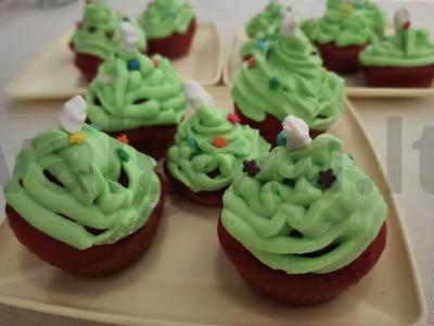 Namų keksiukai „Raudonas aksomas“ su zefyrais pagrindine nuotrauka