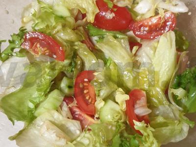 Daržovių salotas su salotų lapų mišiniu ir baltu sezamu pagrindine nuotrauka