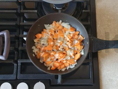 Žuvies sriuba iš dantytos žuvies su daržovėmis Žingsnis 3