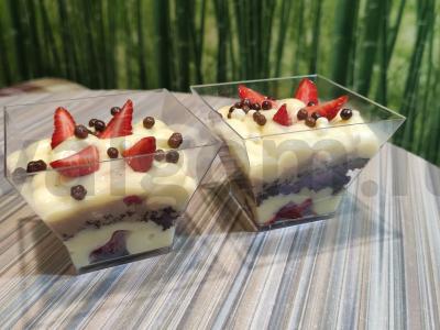 Trifliai su kremu, braškėmis ir šokoladu pagrindine nuotrauka