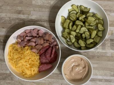 Greita pica su dešrelėmis, saliami ir marinuotais agurkais Žingsnis 1