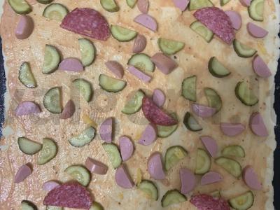 Greita pica su dešrelėmis, saliami ir marinuotais agurkais Žingsnis 3