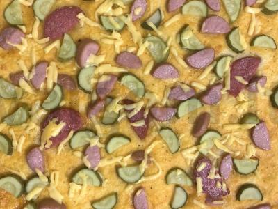 Greita pica su dešrelėmis, saliami ir marinuotais agurkais Žingsnis 4