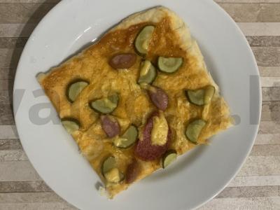 Greita pica su dešrelėmis, saliami ir marinuotais agurkais pagrindine nuotrauka