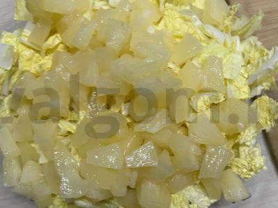 Salotos su rūkytomis vištienos krūtinėlėmis ir ananasais Žingsnis 1