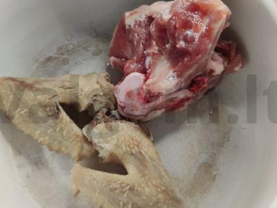 Sriuba su dviem mėsos rūšimis mineraliniame vandenyje Žingsnis 2