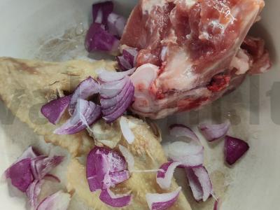 Sriuba su dviem mėsos rūšimis mineraliniame vandenyje Žingsnis 3