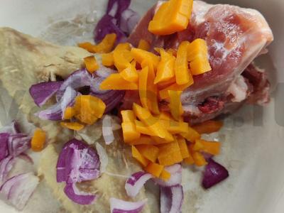 Sriuba su dviem mėsos rūšimis mineraliniame vandenyje Žingsnis 4