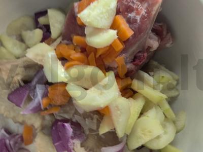 Sriuba su dviem mėsos rūšimis mineraliniame vandenyje Žingsnis 5