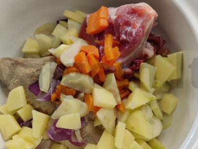 Sriuba su dviem mėsos rūšimis mineraliniame vandenyje Žingsnis 6