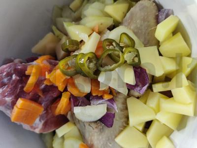 Sriuba su dviem mėsos rūšimis mineraliniame vandenyje Žingsnis 7