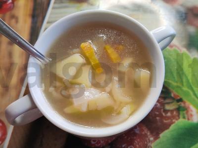 Sriuba su dviem mėsos rūšimis mineraliniame vandenyje pagrindine nuotrauka