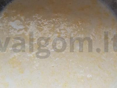 Pyragėliai su kiaušiniu ir svogūnu keptuvėje Žingsnis 1