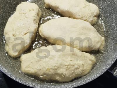 Pyragėliai su kiaušiniu ir svogūnu keptuvėje Žingsnis 4