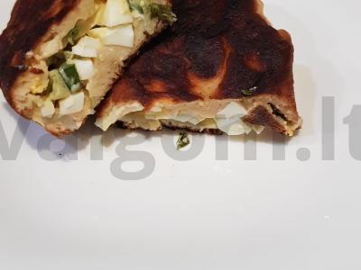 Pyragėliai su kiaušiniu ir svogūnu keptuvėje pagrindine nuotrauka