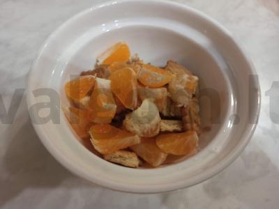 Šaltas desertas su ledais, sausainiais ir mandarinais Žingsnis 3