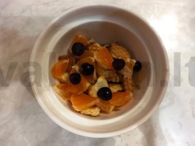 Šaltas desertas su ledais, sausainiais ir mandarinais pagrindine nuotrauka