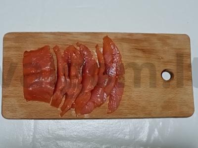 Išskirtinė lašišos, persimonų ir salotų lapų salotos Žingsnis 1