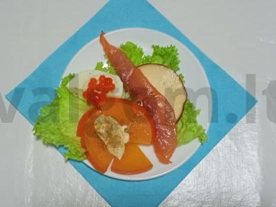 Išskirtinė lašišos, persimonų ir salotų lapų salotos pagrindine nuotrauka