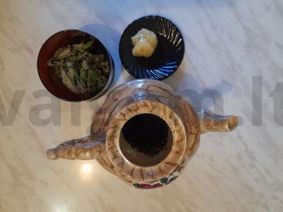 Arbata su mėtomis, melisa ir medumi Žingsnis 1