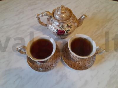 Arbata su mėtomis, melisa ir medumi pagrindine nuotrauka