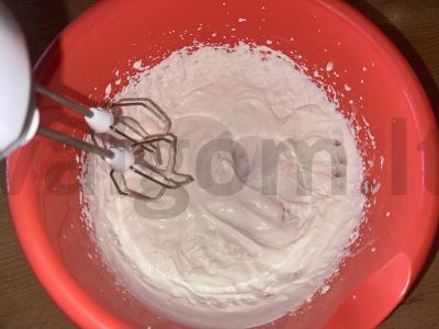 Biskvitiniai ritinėliai su abrikosų kremu Žingsnis 3