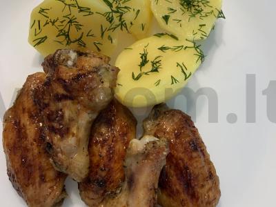 Kepti vištienos sparneliai su virtomis bulvėmis pagrindine nuotrauka