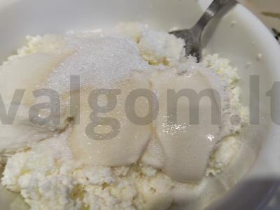 Saldūs blynai su varške Žingsnis 2