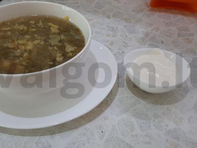 Vasaros lengva rūgštynių sriuba pagrindine nuotrauka